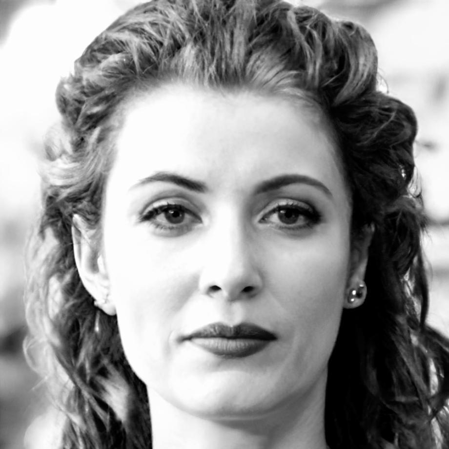 Retrato de Elena, Controladora de Gestión