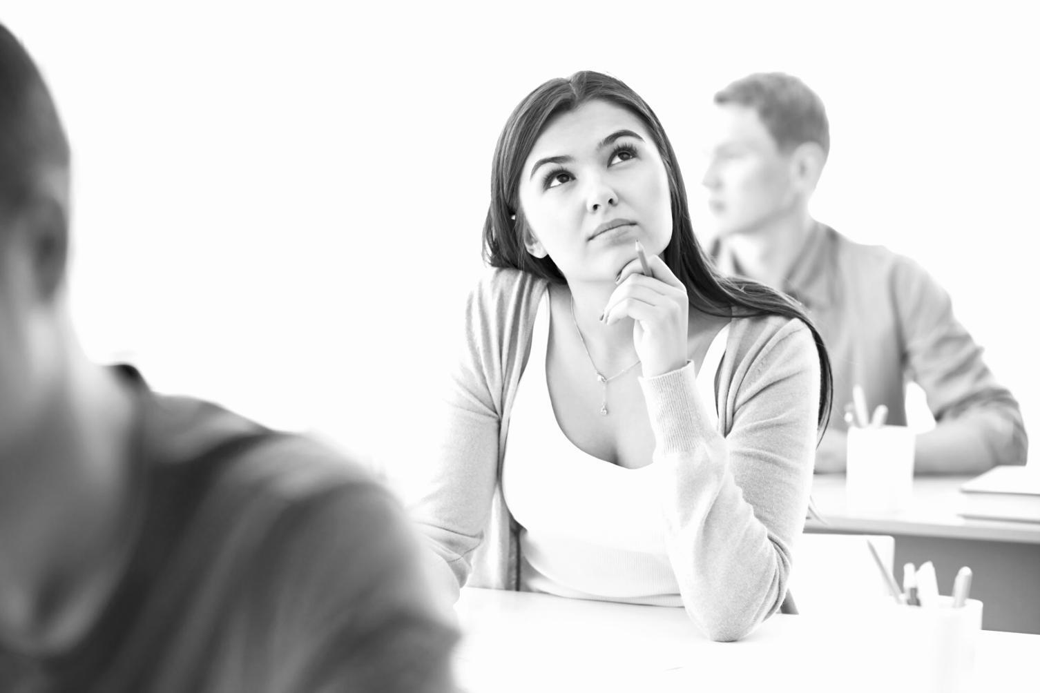Profesionales trabajando con análisis financiero y gráficos de previsión